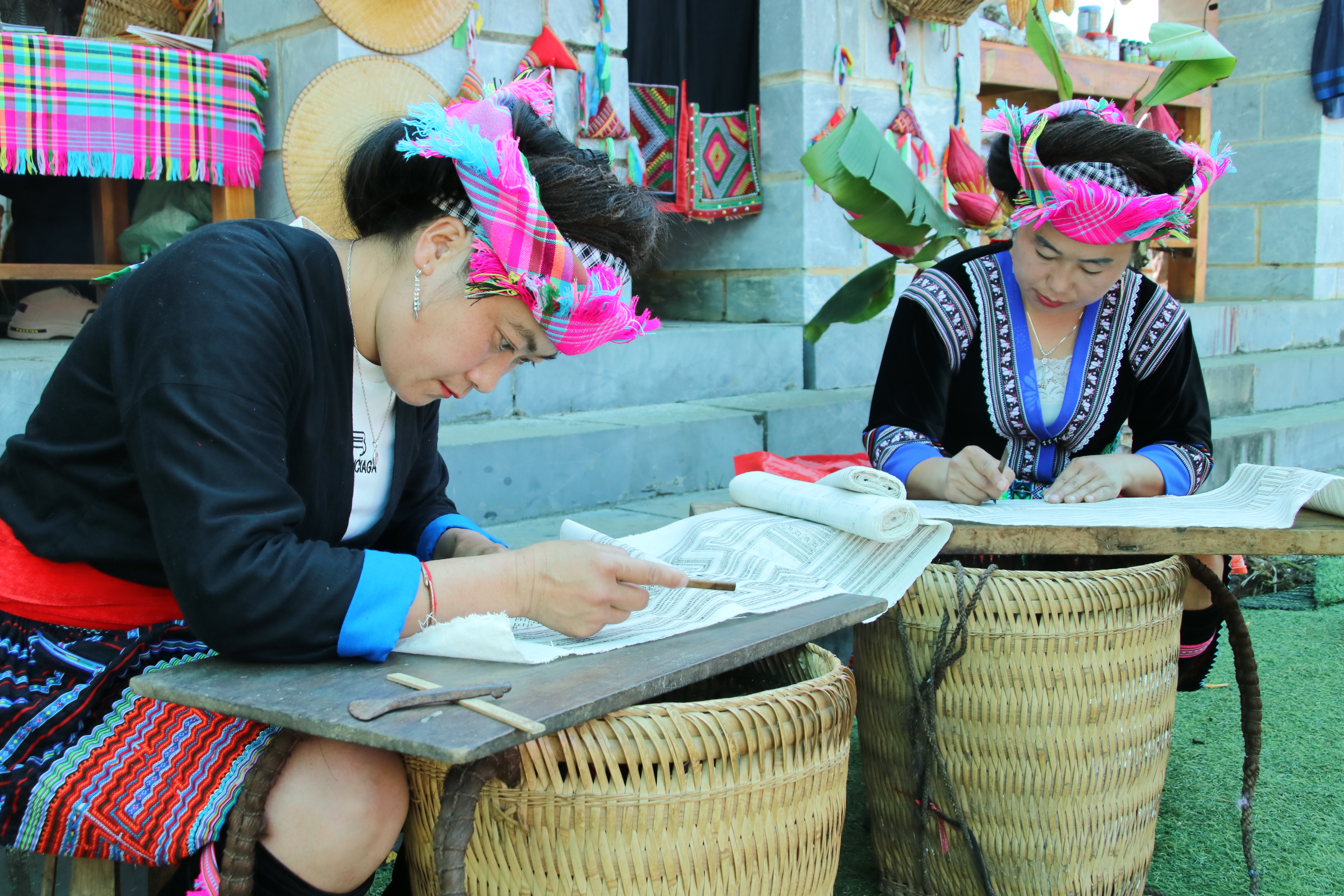 Nghệ thuật vẽ sáp ong - Nét tinh hoa trong trang phục truyền thống của phụ nữ Mông