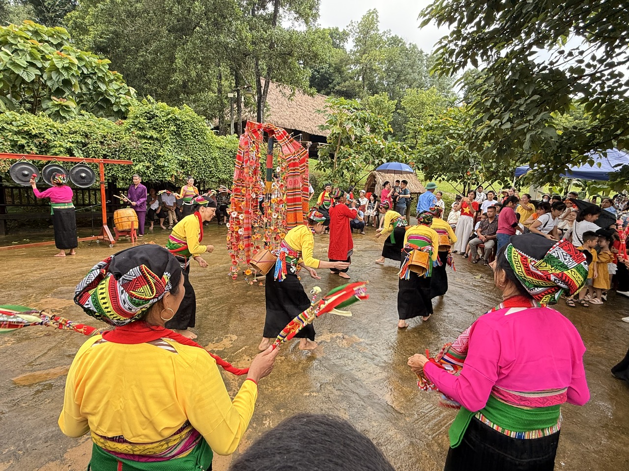 Lễ hội Pồồn Pôông (Lễ hội thưởng hoa) của dân tộc Mường, tỉnh Thanh Hóa