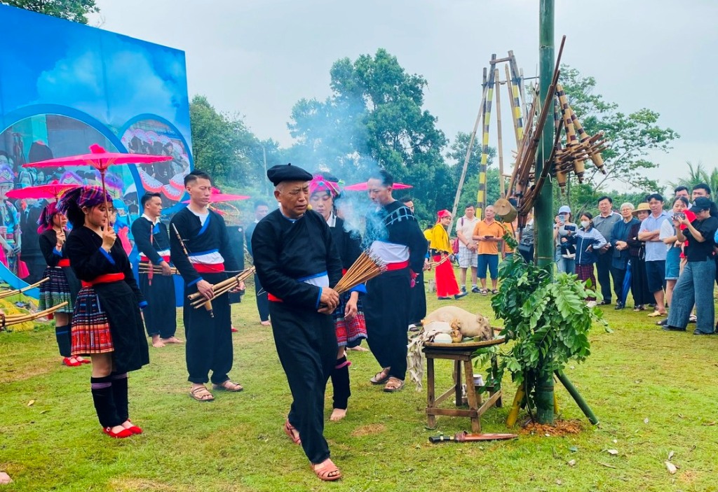 Lễ hội Gầu Tào của người Mông ở Lai Châu được tái hiện tại 