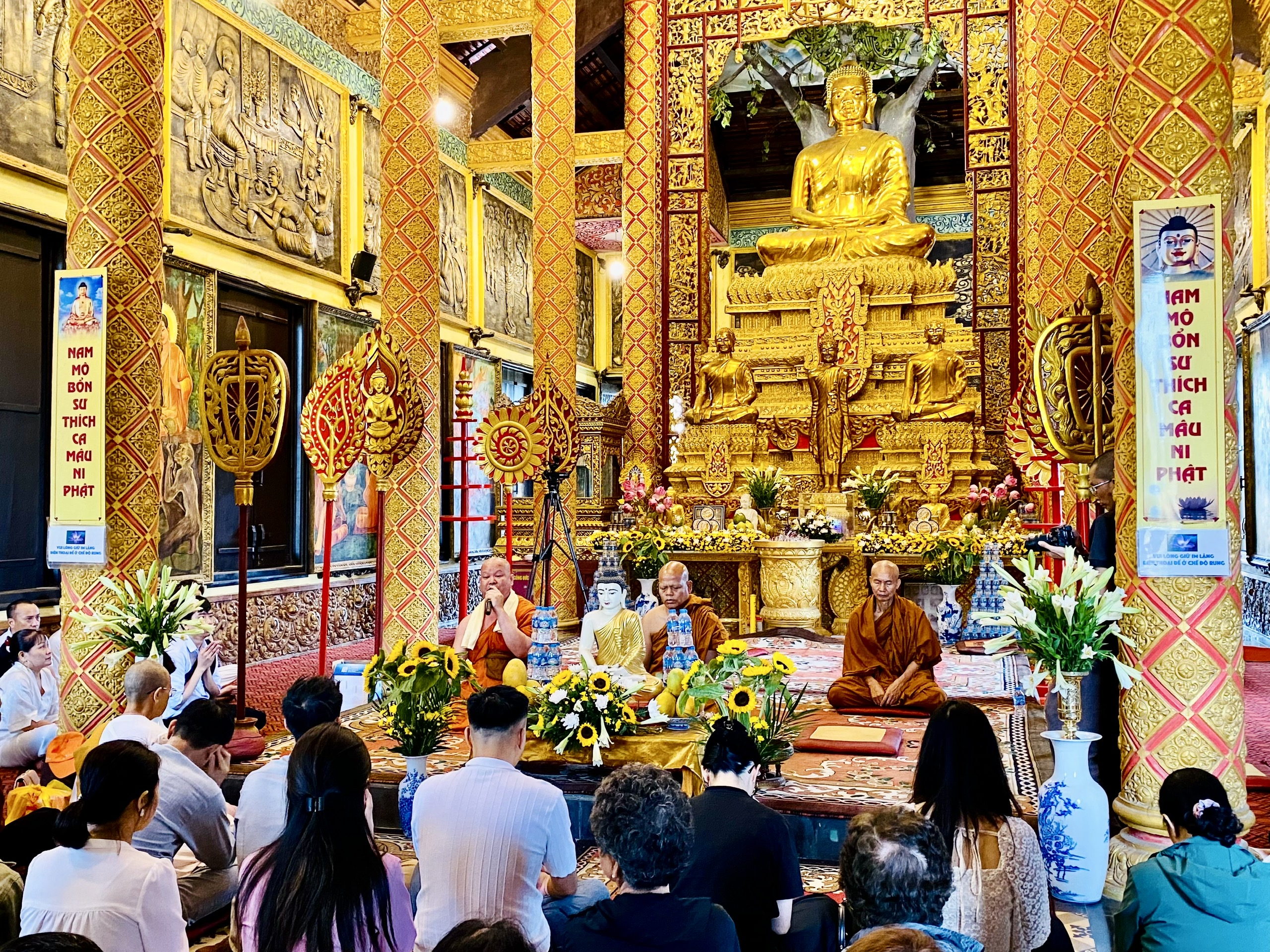 Đông đảo tăng ni, phật tử tham dự lễ Phật đản tại chùa Khmer