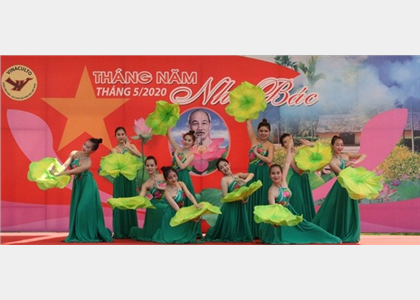  “Quà tháng Năm dâng Người”
