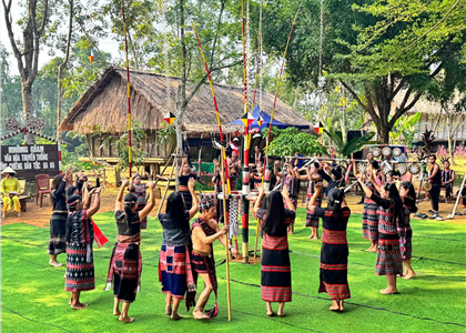 Làng Văn hóa - Điểm đến lưu giữ, tôn vinh và lan tỏa bản sắc dân tộc