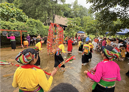 Lễ hội Pồồn Pôông (Lễ hội thưởng hoa) của dân tộc Mường, tỉnh Thanh Hóa