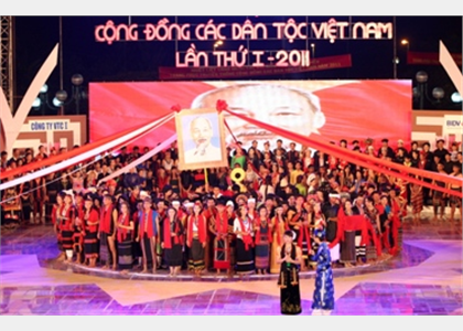 Trình diễn trang phục truyền thống cộng đồng các dân tộc Việt Nam