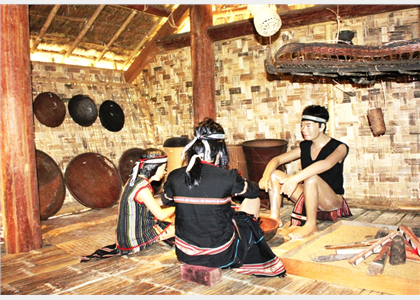 Trưng bày hiện vật tại các làng dân tộc Ba Na, Jrai