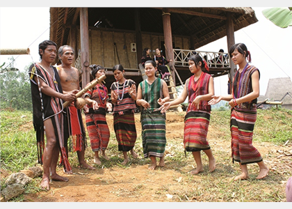 Nét đẹp trong trang phục truyền thồng của dân tộc Brâu