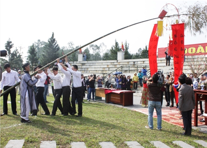 Lễ dựng cây Nêu ngày Tết tại Làng Văn hóa - Du lịch các dân tộc Việt Nam