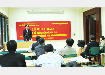 Khai giảng lớp bồi dưỡng kiến thức tài chính