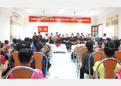Lãnh đạo BQL Làng VHDL các DTVN làm việc với các đoàn dân tộc