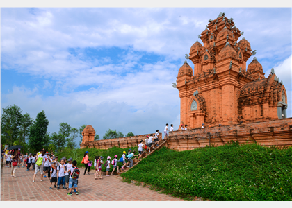 “Về Làng trải nghiệm nét văn hóa truyền thống”- Sân chơi ngày hè ý nghĩa tại Làng Văn hóa - Du lịch các dân tộc Việt Nam