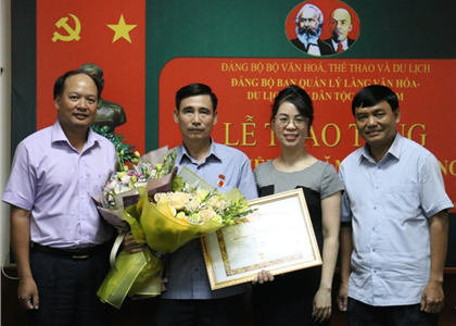 Tổ chức Lễ trao tặng Huy hiệu 30 năm tuổi Đảng cho đảng viên