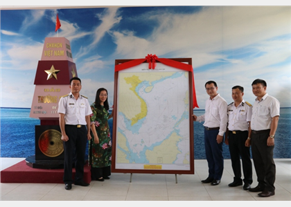 Tiếp nhận bức Hải đồ Việt Nam có tọa độ của các quần đảo Hoàng Sa, Trường Sa tại 
