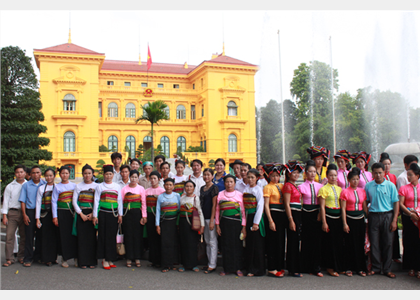 Cộng đồng các dân tộc Hà Nhì, Thái đen, Mường thăm Lăng Bác