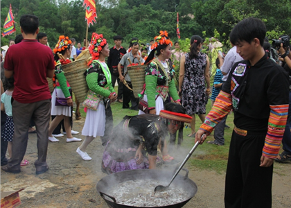  “Sơn La chợ phiên vui đón Tết ”
