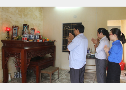 Ban Quản lý thăm hỏi các gia đình liệt sĩ tại Tx.Sơn Tây (Hà Nội)