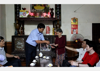  Công đoàn khối Tham mưu và quản lý Nhà nước thăm, tặng quà nhân ngày TBLS 27/7 tại tỉnh Thanh Hóa