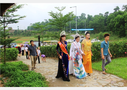 Hoa hậu các dân tộc thăm Ngôi nhà chung của cộng đồng các dân tộc Việt Nam 