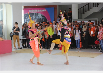 Thiếu niên các nước Asean+3 tham quan “Làng”