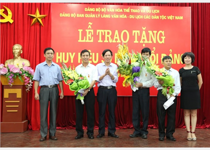 Lễ trao tặng Huy hiệu 30 năm tuổi Đảng cho Đảng viên