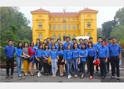  Đoàn cơ sở tham quan Khu di tích Chủ tịch Hồ Chí Minh tại Phủ Chủ tịch