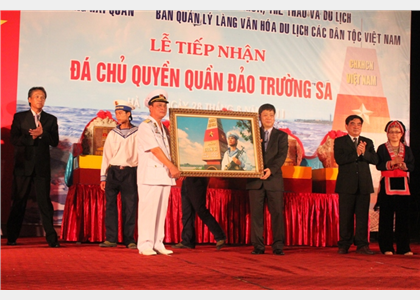  Làng Văn hóa - Du lịch các dân tộc Việt Nam tiếp nhận đá chủ quyền quần đảo Trường Sa 