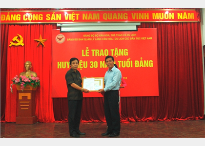 Lễ trao tặng Huy hiệu 30 năm tuổi Đảng cho Đảng viên