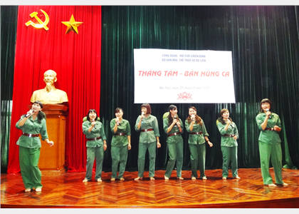Tham gia chương trình văn nghệ chào mừng các ngày lễ lớn