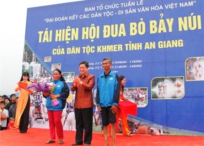  Trao giải Hội đua bò Bảy Núi tại “Làng”