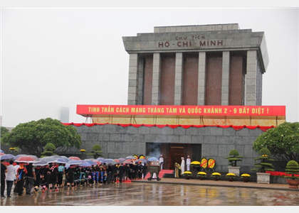 Đồng bào H’mông, Hà Nhì, La Hủ, Mảng, Si La vào Lăng viếng Bác