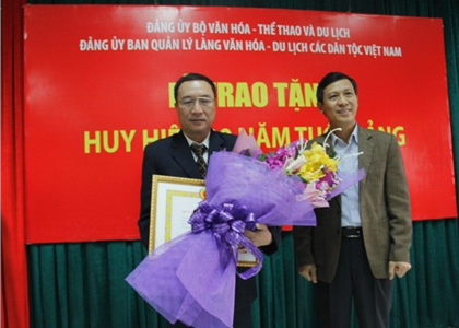Trao tặng Huy hiệu 30 năm tuổi Đảng