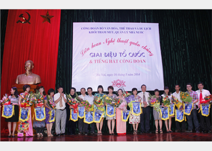Tham gia Liên hoan nghệ thuật quần chúng