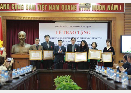  Tặng Huân chương Lao động hạng Ba cho cán bộ BQL Làng VHDL các DTVN