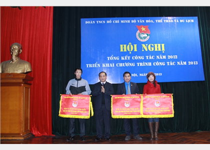 Đoàn Thanh niên Làng VHDL các DTVN nhận cờ thi đua của Bộ VHTTDL