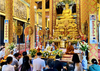 Đông đảo tăng ni, phật tử tham dự lễ Phật đản tại chùa Khmer