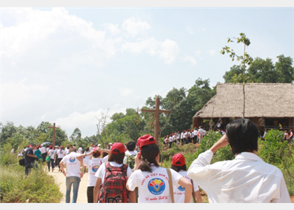Trại hè Việt Nam 2012: Tham quan, giao lưu với cộng đồng dân tộc tại “Ngôi nhà chung” 